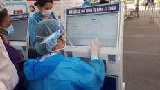 Nhân viên y tế hỗ trợ khai báo y tế điện tử