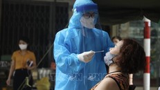 Nhân viên y tế quận Hoàn Kiếm lấy mẫu xét nghiệm COVID-19 cho các trường hợp có nguy cơ cao tại khu vực liên quan đến ca dương tính với SARS-CoV-2 tại phố Hàng Mắm (phường Lý Thái Tổ) ngày 18/7/2021. Ảnh: Minh Quyết/TTXVN