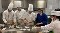 Các học viên Trường ESHRA được hướng dẫn cách ăn phở Việt.