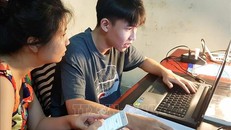 Thí sinh và phụ huynh cùng tra cứu điểm thi trên mạng ngay sau thời gian Bộ Giáo dục và Đào tạo công bố điểm. Ảnh: TTXVN