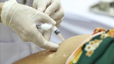 Nhân viên y tế tiêm thử nghiệm vaccine Nano Covax cho tình nguyện viên. Ảnh: Minh Quyết/TTXVN