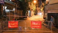 Khu vực ngõ 651 Minh Khai, phường Thanh Lương, quận Hai Bà Trưng hiện đang phong tỏa để phục vụ công tác phòng chống dịch. Ảnh: Thanh Tùng/TTXVN.