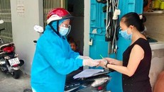 Bên cạnh cấp tiền hỗ trợ người dân, chính sách giảm tiền điện, nước, viễn thông giúp người dân bớt khó khăn do dịch COVID-19 - Ảnh: Người dân quận Phú Nhuận, TP Hồ Chí Minh nhận tiền hỗ trợ do ảnh hưởng bởi dịch COVID-19