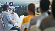 Nhân viên y tế tiêm vaccine phòng COVID-19 cho người dân tại Samut Prakan, Thái Lan, ngày 9/8/2021. Ảnh: THX/TTXVN