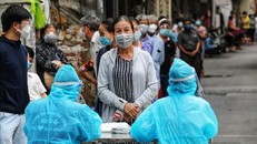 Người dân tại ngõ Trần Quý Cáp, phường Văn Chương xếp hàng đăng ký lấy mẫu xét nghiệm COVID-19. Ảnh: Thành Đạt/TTXVN