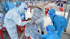 Test nhanh cho trẻ em phòng COVID-19. Ảnh: Mạnh Linh.