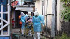 Nhân viên y tế chuyển bệnh nhân COVID-19 tới bệnh viện tại Pattani, Thái Lan. Ảnh: AFP/TTXVN