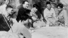 Bộ chỉ huy chiến dịch dưới sự chỉ đạo trực tiếp của Đại tướng Võ Nguyên Giáp đang bàn kế hoạch tác chiến cho từng trận đánh. Ảnh (tư liệu): TTXVN