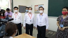 Bộ trưởng Bộ Giáo dục và Đào tạo Nguyễn Kim Sơn kiểm tra tại điểm thi trường THPT Chu Văn An (Hà Nội). Ảnh: Thanh Tùng/TTXVN