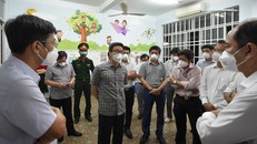 Phó Thủ tướng Vũ Đức Đam đề nghị Quận 8 phấn đấu tiêm vaccine cho 100% đối tượng được tiêm theo quy định của Bộ Y tế. Ảnh: VGP/Đình Nam