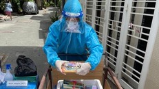 Các đơn vị nhà xuất bản tặng sách cho người dân trong khu cách ly tại TP Hồ Chí Minh.