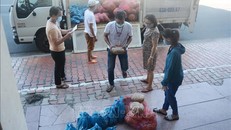 Rau củ quả được vận chuyển đến các tổ dân phố để hỗ trợ người dân. Ảnh: Văn Dũng/TTXVN