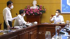 Phó Thủ tướng Vũ Đức Đam trao đổi với lãnh đạo Quận 12.