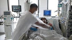 Nhân viên y tế điều trị cho bệnh nhân COVID-19 tại một bệnh viện ở Fort-de-France thuộc đảo Martinique của Pháp ngày 29/8/2021. Ảnh: AFP/TTXVN