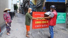 Nhân viên giao hàng khi tham gia hoạt động vận chuyển, giao nhận hàng hóa, bưu phẩm, bưu chính có Giấy chứng nhận kết quả xét nghiệm âm tính với SARS-CoV-2 còn hiệu lực. Ảnh minh họa: Hoàng Hiếu/TTXVN