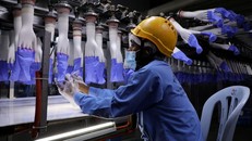 Công nhân kiểm tra găng tay tại nhà máy Top Glove ở Shah Alam, Malaysia. Ảnh: Reuters