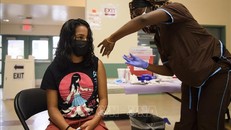 Một em nhỏ, 12 tuổi, được tiêm vaccine ngừa COVID-19 của Pfizer/BioNTech tại bang California, Mỹ. Ảnh: AFP/TTXVN