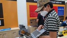 Khan hàng máy tính, laptop phục vụ học sinh học trực tuyến