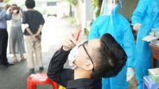 Người dân tự thực hành test nhanh dưới sự hướng dẫn của Bộ Y tế. Ảnh: BYT.