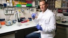 Nhà virus học Hendrik Streeck, một trong những tác giả của nghiên cứu, chỉ ra hệ thống thông gió kém là yếu tố chính dẫn đến sự kiện siêu lây lan ở North-Rhine Westphalia. Ảnh: Getty Images