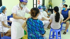 Hà Nội tiêm vaccine phòng COVID-19 cho người dân. Ảnh: TTXVN