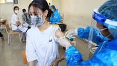 Theo kế hoạch, Hà Nội tổ chức tiêm chủng phòng COVID-19 mũi 1 cho toàn bộ người dân từ 18 tuổi trở lên trên địa bàn đến ngày 15/9/2021 trên cơ sở số vaccine được Bộ Y tế phân bổ và giao. Ảnh: Thành Đạt/TTXVN