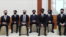 Các thành viên nhóm nhạc BTS tại lễ bổ nhiệm làm đặc phái viên của Tổng thống Hàn Quốc về tương lai và văn hóa, ở Seoul ngày 14/9/2021. Ảnh: Yonhap/TTXVN