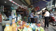 Người dân đi chợ cần tuân thủ nghiêm các quy định về phòng, chống dịch. Ảnh: Minh Quyết/TTXVN