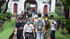 Thí sinh cùng người thân tới khu di tích Văn Miếu - Quốc Tử Giám cầu may trước kỳ thi tốt nghiệp THPT. Ảnh tư liệu: Lê Phú/ Báo Tin tức