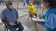 Nhân viên y tế lấy mẫu xét nghiệm COVID-19 cho người dân tại Lima, Peru. Ảnh tư liệu: AFP/TTXVN