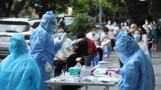 Hà Nội xét nghiệm những người có liên quan đến Bệnh viện Hữu nghị Việt Đức. Ảnh: TTXVN