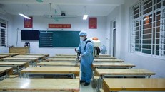 Phun khử khuẩn phòng chống dịch COVID-19 trong trường học. Ảnh: TTXVN