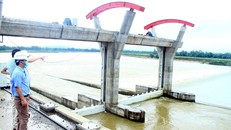 Đập Bara Đô Lương (Nghệ An) là công trình đầu mối của hệ thống thủy lợi Bắc Nghệ An đang trong quá trình nâng cấp đã tạm dừng thi công và chuẩn bị nguyên vật liệu để sẵn sàng xử lý các sự cố khi mùa mưa lũ đến. Ảnh: Tá Chuyên/TTXVN