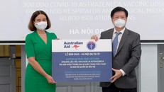 300.000 liều vaccine AstraZeneca và trang thiết bị bảo hộ do Chính phủ Australia hỗ trợ đợt này sẽ được Bộ Y tế chuyển đến các cơ sở y tế, các địa phương để phục vụ phòng chống dịch. Ảnh: BYT