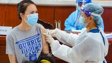 Người dân tiêm vaccine tại điểm tiêm Trung tâm Văn hóa quận Sơn Trà (Đà Nẵng). Ảnh: Văn Dũng/TTXVN