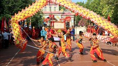 Múa Lân Sư Rồng chào mừng Lễ nghinh thần, rước sắc phong và bằng công nhận di tích từ mộ Thầy Thím về dinh Thầy Thím. Ảnh tư liệu: Nguyễn Thanh/TTXVN