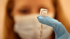 Mới có khoảng 56% tổng dân số Mỹ đã tiêm đủ hai liều vaccine. Ảnh: AFP
