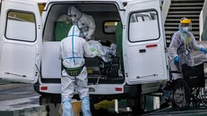 Nhân viên y tế chuyển bệnh nhân nhiễm COVID-19 tới bệnh viện ở ngoại ô Moskva, Nga. (Ảnh: AFP/TTXVN)