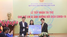 Đại diện Vinamilk (đứng giữa) và VTV Digital cùng trao bảng tượng trưng 10 tỷ đồng cho đại diện Quỹ Bảo trợ trẻ em Việt Nam