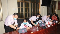 Hướng dẫn các học sinh sử dụng máy tính bảng. Ảnh: Quang Quyết/TTXVN