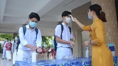 Học sinh trường THPT Phan Châu Trinh đo thân nhiệt, sát khuẩn trước khi vào lớp (ảnh tư liệu).