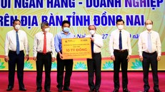 Đại diện Tập đoàn T&T Group và Ngân hàng SHB trao tặng Quỹ phòng, chống dịch Covid-19 tỉnh Đồng Nai 10 tỷ đồng.