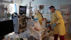 Nhân viên y tế điều trị cho bệnh nhân COVID-19 tại bệnh viện ở Portsmouth, Anh. Ảnh tư liệu: AFP/TTXVN