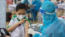 Nhân viên y tế tiêm vaccine phòng COVID-19 cho học sinh tại huyện Củ Chi (TP Hồ Chí Minh). Ảnh: Thu Hương/TTXVN