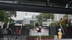 Người dân đeo khẩu trang phòng dịch COVID-19 tại Singapore ngày 13/10/2021. (Ảnh: THX/TTXVN)