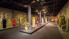 Triển lãm có không gian giới thiệu về Áo dài Việt Nam. Ảnh tư liệu: LP/Báo Tin tức