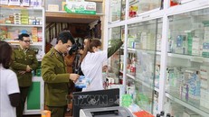 Lực lượng Quản lý thị trường kiểm tra giám sát các hoạt động kinh doanh trang thiết bị y tế. Ảnh minh họa: TTXVN