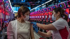 Một cô gái tiêm vaccine COVID-19 tại Osaka (Nhật Bản). Ảnh: Getty Images