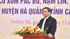 Thủ tướng Phạm Minh Chính phát biểu tại Ngày hội Đại đoàn kết dân tộc liên khu dân cư Pác Bó, Nặm Lìn, Nà Lẹng, xã Trường Hà, huyện Hà Quảng, tỉnh Cao Bằng - Ảnh: VGP/Nhật Bắc