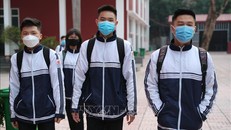 Học sinh tuân thủ nguyên tắc 5K khi đến trường.